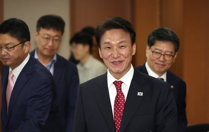 김민석 국무총리가 8일 여의도 KRX 사옥에서 열린 자본시장 활성화를 위한 현장 간담회에서 입장하고 있다. /사진=연합뉴스