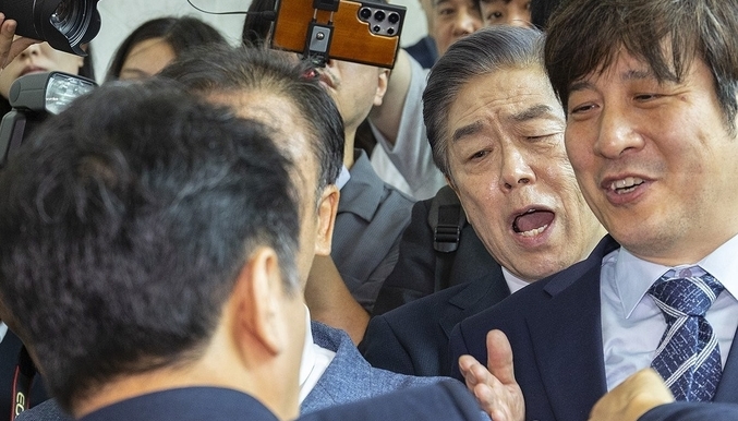 김형석 독립기념관장이 8일 국회 소통관에서 '독립기념관 바로 세우기' 기자회견을 마친 뒤 퇴장하다 기자회견 개최에 항의하는 더불어민주당 문진석 원내운영수석부대표의 항의를 받은 뒤 설전을 벌이고 있다. /사진=연합뉴스