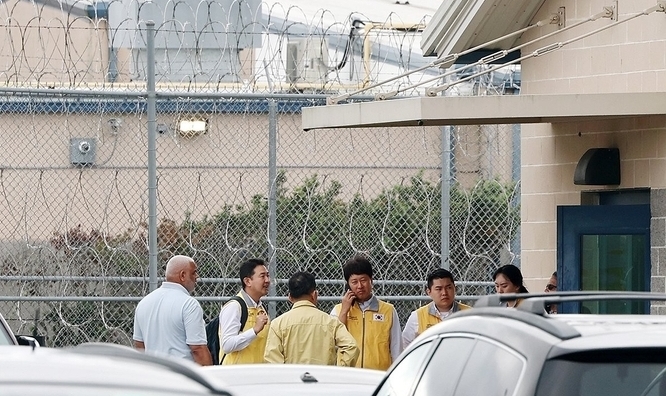 8일(현지시간) 미국 당국의 이민단속으로 체포된 현대차-LG엔솔 배터리공장 건설 현장 직원들이 수감돼 있는 있는 조지아주 포크스턴의 이민세관단속국(ICE) 구금시설 앞에서 대사관 관계자들이 교섭을 마친 후 이동하고 있다. /포크스턴<미국 조지아주>=연합뉴스