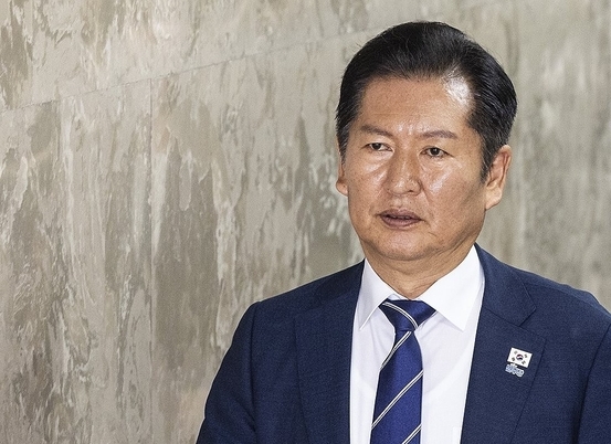 더불어민주당 정청래 대표가 11일 국회에서 본회의를 앞두고 열린 비공개 의원총회에 입장하고 있다. /사진=연합뉴스