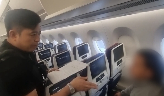 <strong>기내에서 체포영장 집행하는 해양경찰관</strong>