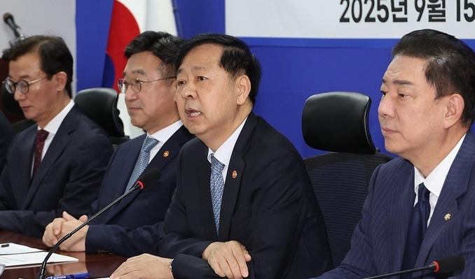 구윤철 부총리 겸 기획재정부 장관이 15일 서울 여의도 국회에서 열린 '추석 민생안정대책 당정협의'에서 주식양도세 부과 대상인 대주주 기준을 현행 50억원으로 유지하기로 했다고 밝히고 있다. /사진=연합뉴스