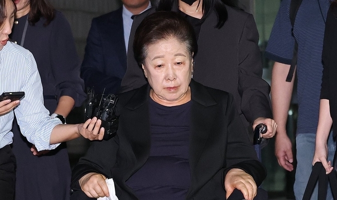 윤석열 정권과 통일교가 연관된 '정교유착 국정농단' 의혹을 받는 한학자 통일교 총재가 22일 서울중앙지법에서 구속 전 피의자 심문(영장실질심사)을 마친 뒤 법정을 나서고 있다. /사진=연합뉴스