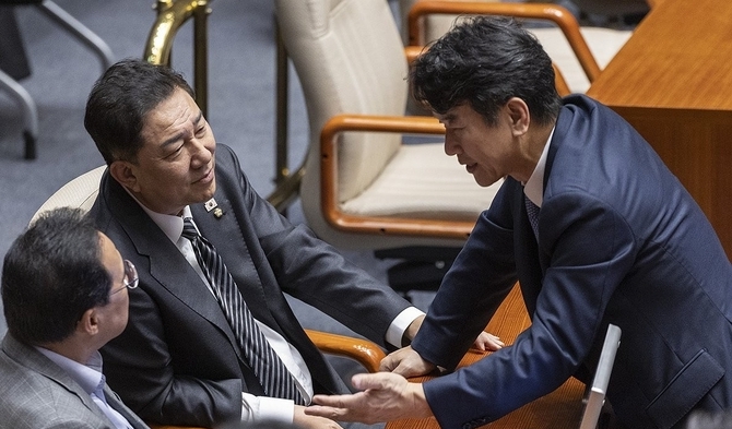 더불어민주당 김병기 원내대표, 원내운영수석인 문진석 의원, 박홍근 의원이 29일 국회 본회의장에서 대화하고 있다. /사진=연합뉴스