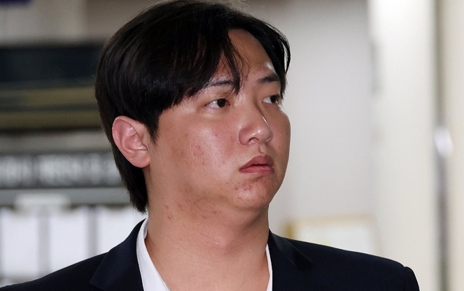 메이저리거 김하성 선수에게 거액을 뜯어낸 혐의를 받는 임혜동 전 야구선수가 4일 구속영장 심사를 받기 위해 서울중앙지법에 출석하고 있다. /사진=연합뉴스