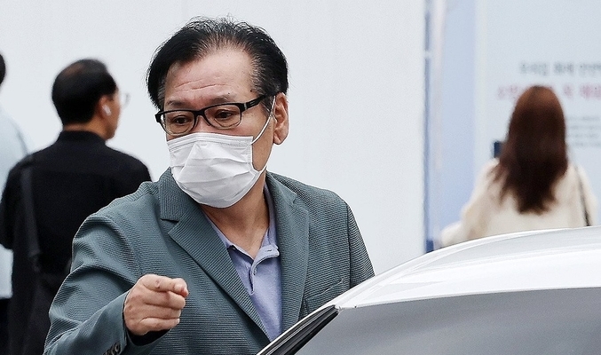  영장심사를 포기한 건진법사 전성배 씨가 21일 민중기 특별검사팀 사무실이 마련된 서울 종로구 KT 광화문빌딩 웨스트에서 대기하기 위해 출석하고 있다.  /사진=연합뉴스