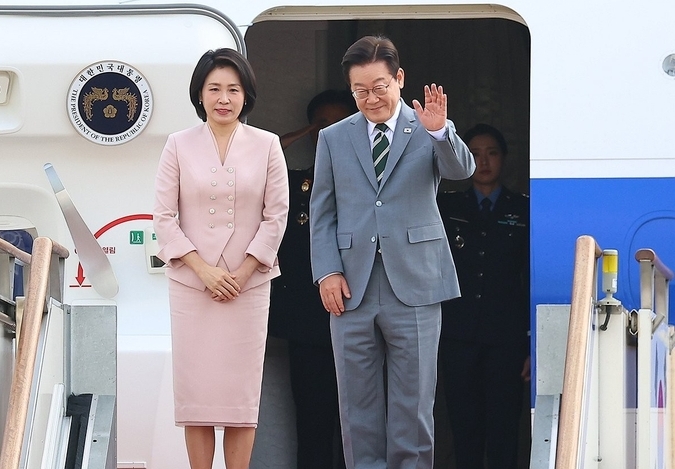 말레이시아 아세안 정상회의 참석차 출국하는 이재명 대통령과 김혜경 여사가 26일 성남 서울공항 공군 1호기에서 환송객에게 인사하고 있다. /사진=연합뉴스