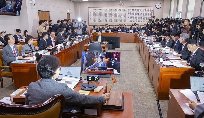 추미애 국회 법제사법위원장이 지난 20일 국회 법사위에서 열린 2025년도 서울고법과 수원고법, 서울중앙지법 등 수도권, 강원 지역 법원에 대한 국정감사를 시작하고 있다. /사진=연합뉴스