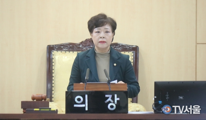 정선희 의장이 폐회사를 하고 있다.