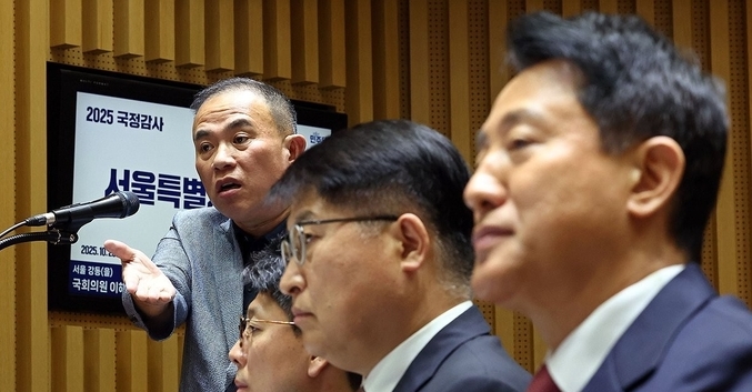 명태균 씨가 10월 23일 서울시청에서 열린 2025년 국회 행정안전위원회 국정감사에서 의원 질의에 답하고 있다. /사진=연합뉴스