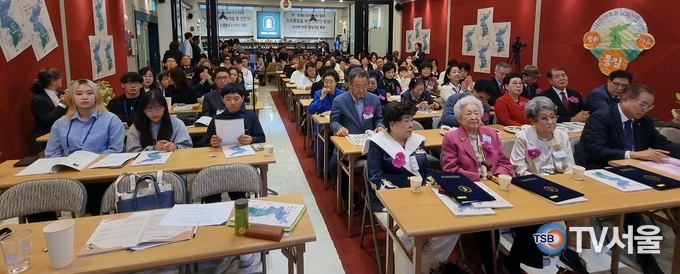 내빈 및 관계자, 참가자들이 발표를 경청하고 있다.