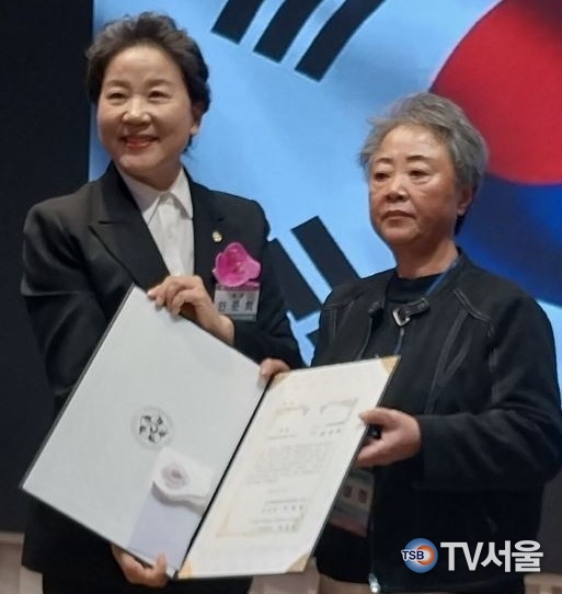 안준희 총재가 민주평화통일자문회의의장상 수상자와 기념 촬영.