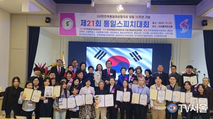안준희 총재가 심사위원, 수상자들과 기념 촬영.