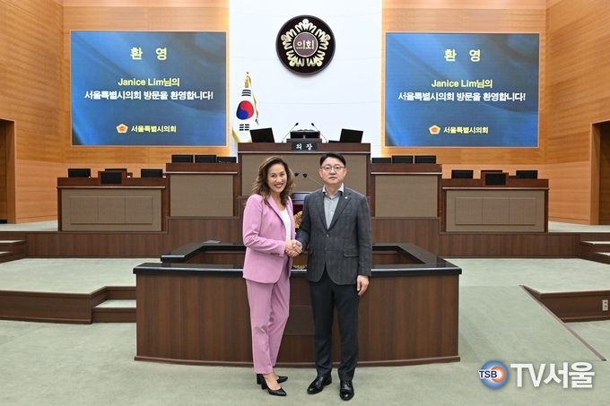 김춘곤 시의원이 제니스 림 시장과 기념 촬영.