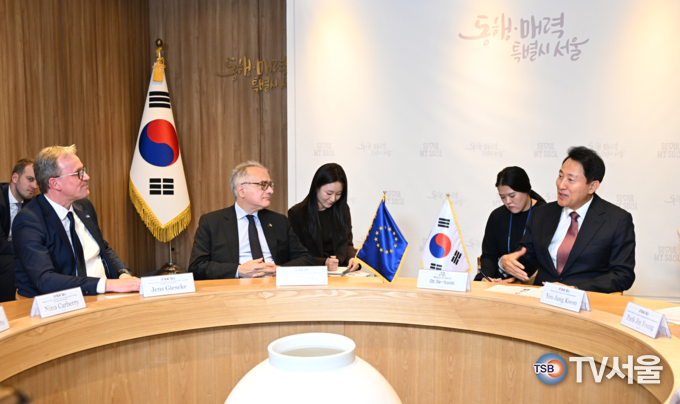 오세훈 시장이 유럽의회 교통관광위원회 옌스 기에세케 대표단장과 면담하고 있다.