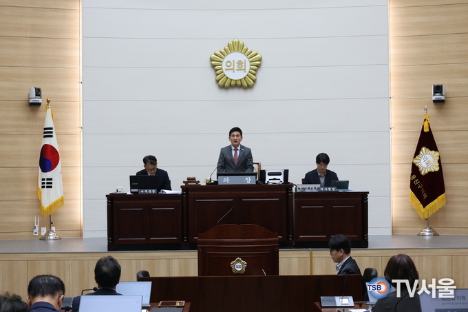 용산구의회, 제301회 임시회 폐회<br>
 <br>
용산구의회(의장 김성철)는 10월 28일 제301회 임시회 제4차 본회의를 끝으로 8일간의 회기 일정을 마무리했다. 이번 회기에서는 구민의 삶과 밀접한 6건의 조례안을 포함해 총 13건의 안건이 심의·의결됐다.<br>
 <br>
주요 의결 안건은 ▲용산구 통합재정안정화기금 설치 및 운용 조례 일부개정조례안 ▲용산구 학교급식 등 지원에 관한 조례 일부개정조례안 ▲용산구 오래이음가게 선정 및 지원에 관한 조례안 ▲용산구 발달장애인 권리보장 및 지원에 관한 조례 일부개정조례안 ▲용산구 보호대상아동 및 자립준비청년 지원에 관한 조례안 ▲용산구 건축안전특별회계 설치 및 운용 조례 일부개정조례안 등이다.<br>
 <br>
본회의에서는 이미재 의원과 윤정회 의원이 5분 자유발언을 통해 지역 현안에 대한 정책 제언을 발표했다.<br>
 <br>
이미재 의원은 최근 정부가 발표한 ‘10·15 부동산대책’과 관련해, 용산구 차원의 실질적 대응을 촉구했다. 정부에 대한 공식 건의문 제출, 실수요자 보호를 위한 행정지원 강화, 주민 참여형 정책 협의체 구성을 제안하며, 구청의 적극적인 역할을 강조했다.<br>
 <br>
윤정회 의원은 10.29 이태원 참사 희생자들을 추모하며 유가족과 생존자, 그리고 구민들에게 깊은 위로를 전했다. 이어 참사의 교훈을 되새기며, 모두가 함께 힘을 모아 ‘안전한 용산’을 만들어가자고 다짐했다.<br>
 <br>
김성철 의장은 폐회사에서 “이번 회기 동안 성실히 의정활동에 임해준 의원들께 감사드린다”며, “앞으로도 구민 중심의 정책을 실현하고 의회의 역할을 강화하는 데 최선을 다하겠다”고 밝혔다.<br>
 <br>
김성철 의장이 회의를 주재하고 있다.