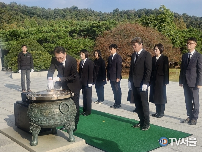 이승우 서울보훈청장이 국립서울현충원에서 분향하고 있다.