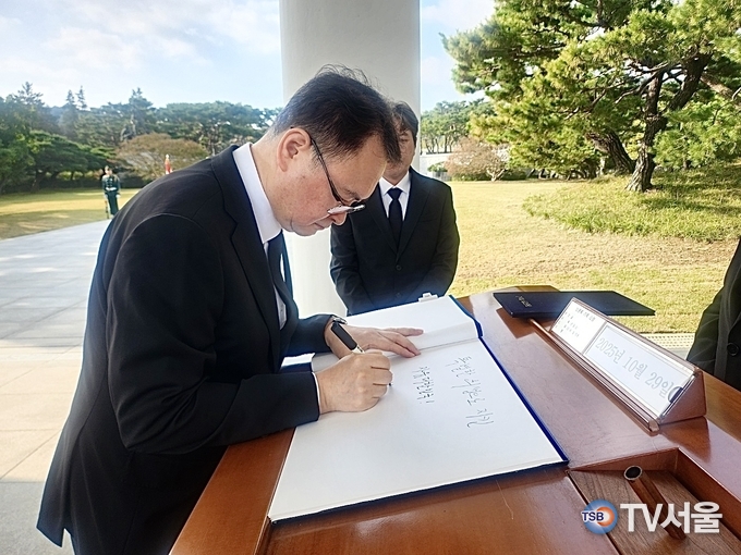 이승우 서울보훈청장이 국립서울현충원에서 참배 후 방명록을 작성하고 있다.