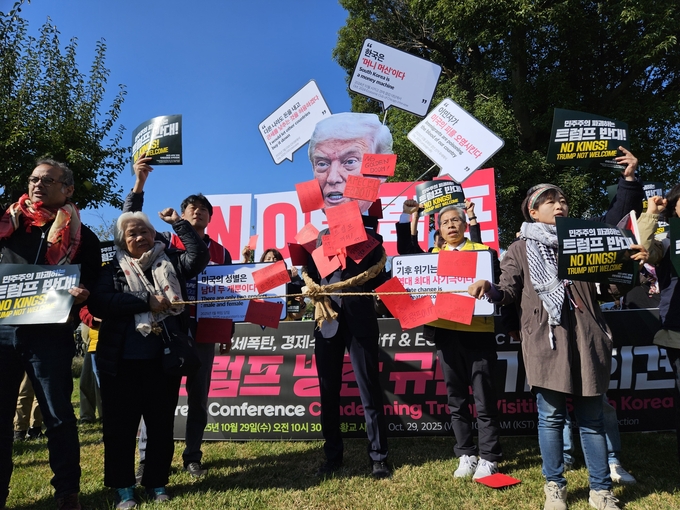 29일 오전 경북 경주시 동천동 구황교 인근에서 2025 APEC 반대 국제민중행동 조직위원회가 반(反) 트럼프 시위를 벌이고 있다. /사진=연합뉴스 