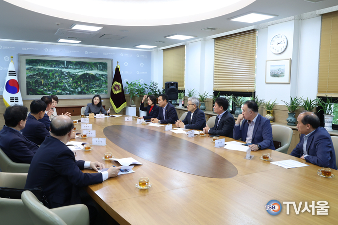 간담회가 진행되고 있다. 