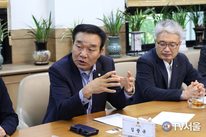 김광규 이사장이 최호정 의장에게 자동차 정비업계의 어려움에 대해 설명하고 있다.