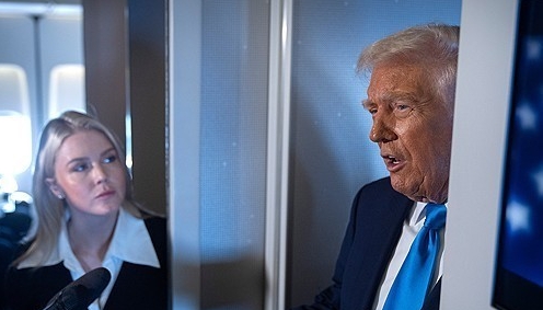 <strong>29일 일본에서 한국 향하는 에어포스원에서 트럼프 대통령(왼쪽)과 레빗 대변인 /</strong>AP=연합뉴스