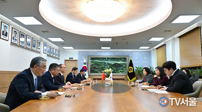 최호정 의장이 상하이인대 대표단과 면담하고 있다.