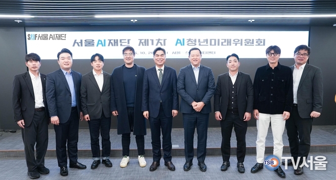 김만기 서울AI재단 이사장(가운데)이 위원들과 기념 촬영.