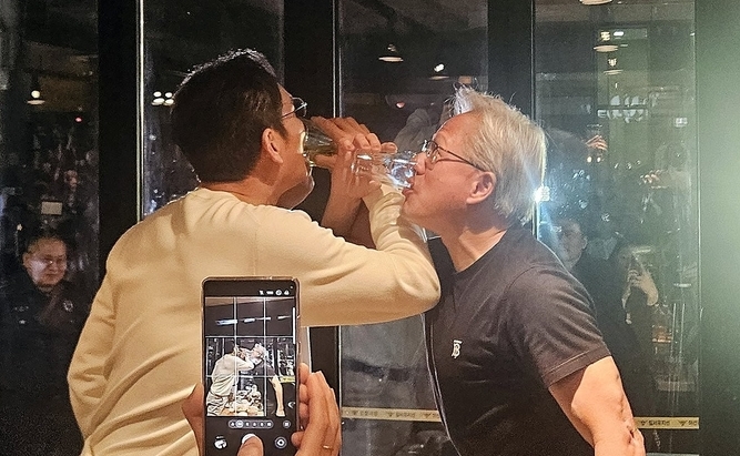 젠슨 황 엔비디아 최고경영자가 30일 서울 삼성동 한 치킨집에서 치맥회동을 하며 이재용 삼성전자 회장과 러브샷을 하고 있다./사진=연합뉴스