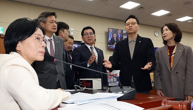 29일 여의도 국회 과학기술정보방송통신위원회에서 열린 과학기술정보통신부 등에 대한 종합감사에서 최민희 위원장이 최수진 의원 등 국민의힘 의원들로부터 사퇴요구를 받고 있다. /사진=연합뉴스