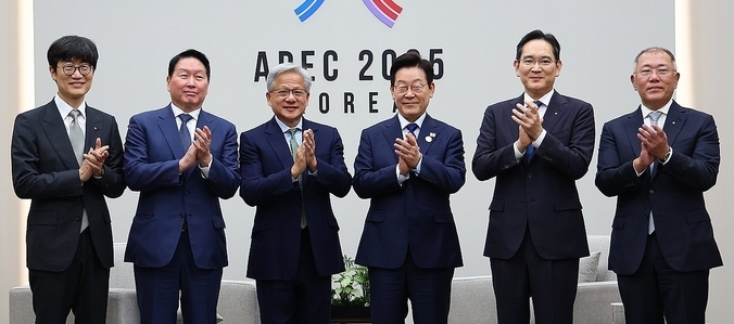  이재명 대통령이 31일 APEC 정상회의장인 경주화백컨벤션센터에서 젠슨 황 엔비디아 최고경영자 접견에 앞서 국내 기업 대표들과 함께 기념촬영을 하고 있다.(왼쪽부터 이해진 네이버 이사회 의장, 최태원 SK그룹 회장, 젠슨 황, 이재명 대통령, 이재용 삼성전자 회장, 정의선 현대차그룹 회장)
