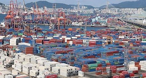 <strong>수출입 컨테이너 쌓인 부산항 모습 /사진=연합뉴스</strong>
