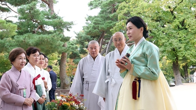 김혜경 여사가 31일 경주 불국사에서 열린 2025 아시아태평양경제협력체(APEC) 정상회의 배우자 친교 행사에서 참석자들에게 선물할 손난로를 살피고 있다. /사진=연합뉴스