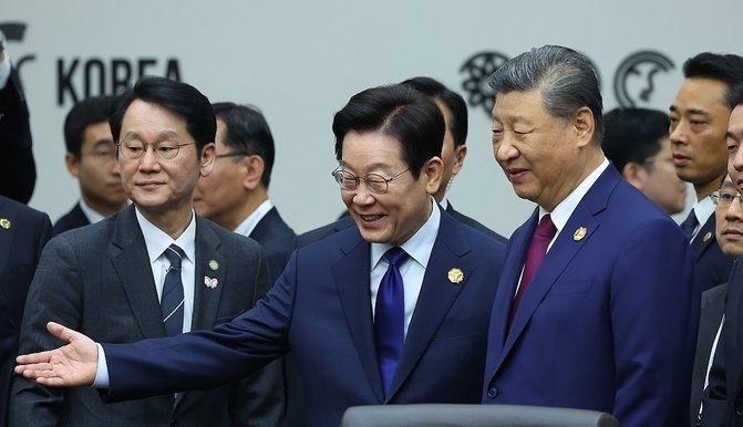 이재명 대통령이 31일 경주화백컨벤션센터(HICO)에서 열린 2025 아시아태평양경제협력체(APEC) 정상회의 제1세션에서 시진핑 중국 국가주석과 입장하고 있다. /사진=연합뉴스