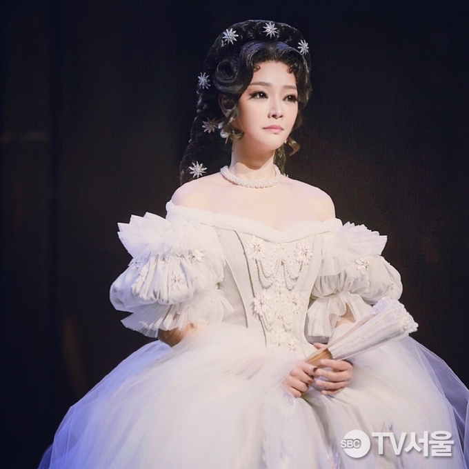배우 김소현, 뮤지컬 ‘엘리자벳’서 명품 가창력으로 무대 장악! 좌중 압도하는 황후의 위엄 ‘눈길’
