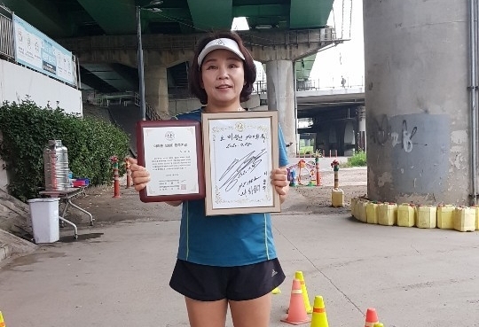 노미정 마라토너가 풀코스 400회 완주 후 기념 촬영을 하고 있다. 