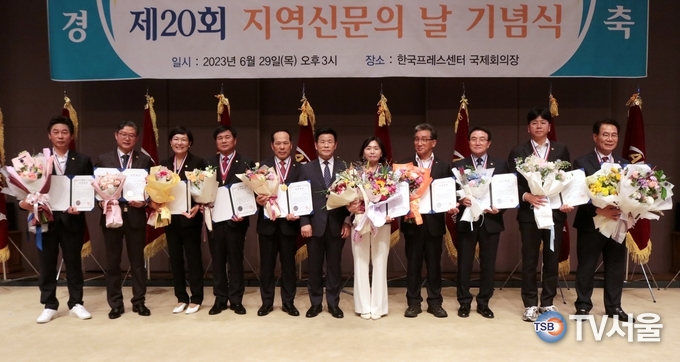 김용숙 중앙회장이 의정대상(광역의원 부문) 시상 후 수상자들과 기념 촬영.