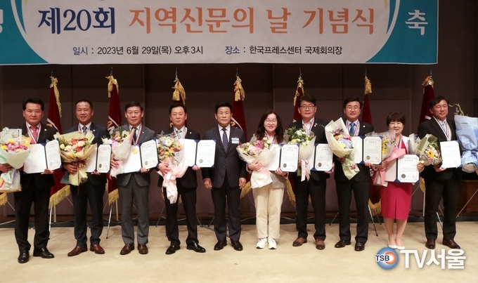 김용숙 중앙회장이 의정대상(기초의원 부문) 시상 후 수상자들과 기념 촬영.