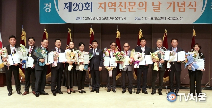 김용숙 중앙회장이 사회봉사대상 시상 후 수상자들과 기념 촬영.