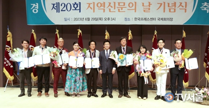 김용숙 중앙회장이 문화예술대상 시상 후 수상자들과 기념 촬영.