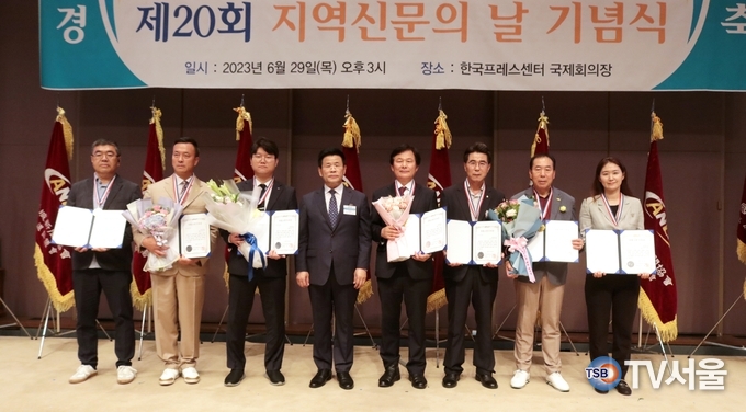 김용숙 중앙회장이 자랑스런기자상 시상 후 수상자들과 기념 촬영.